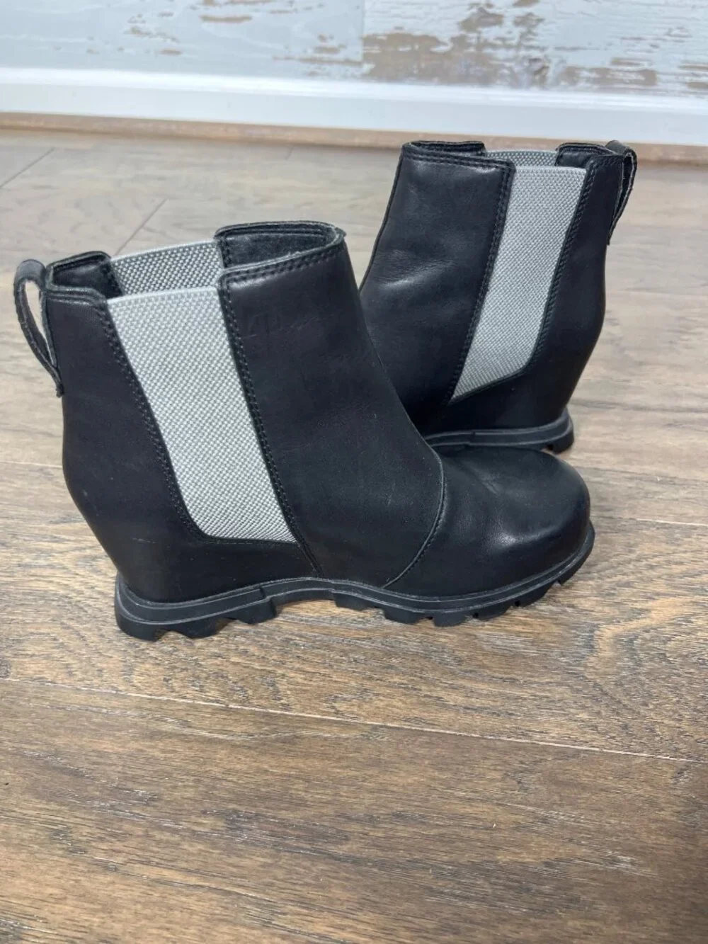 SOREL Joan of Arctic Wedge III Leather Chelsea Boot Black Sz 8 LL6011-010 EUC